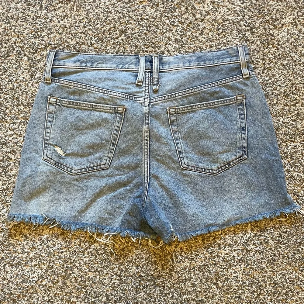 Free People/We The Free Denim Blue Distressed Cutoff Women Shorts Size 31 - Picture 4 of 5